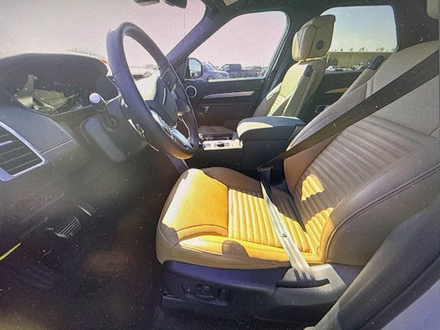 Used 2025 Land Rover Discovery Dynamic SE AWD/4WD image 6