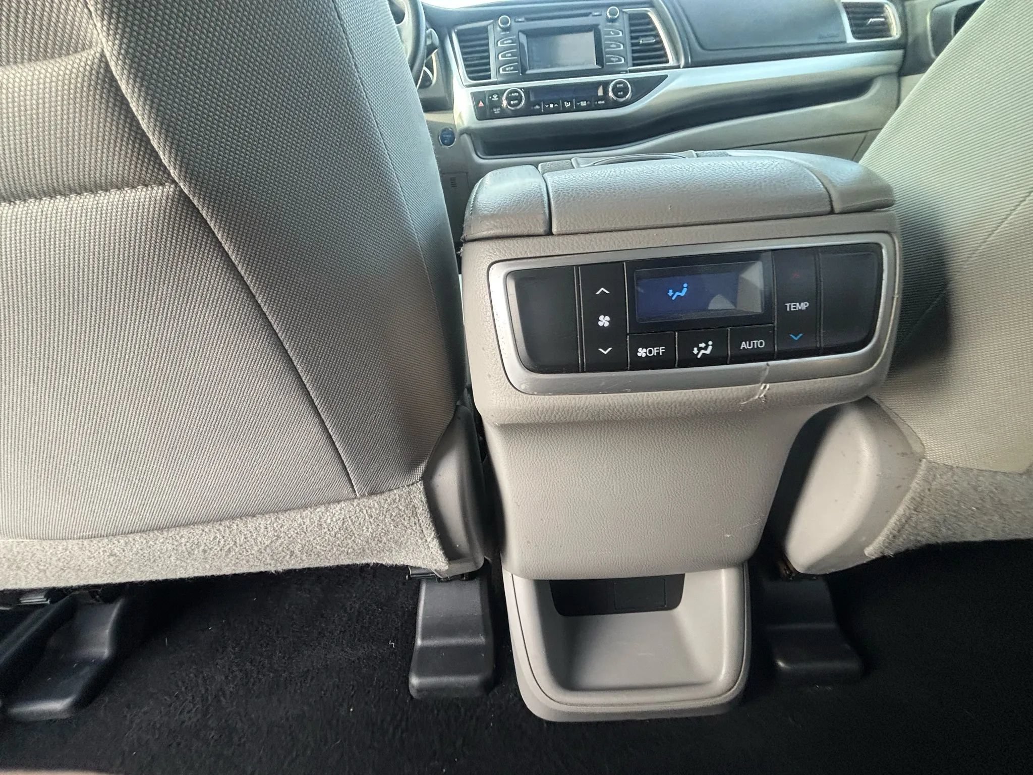 Used 2018 Toyota Highlander LE w/ Carpet Mat Package (TMS) AWD/4WD image 26