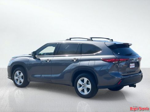 Used 2022 Toyota Highlander LE FWD image 3