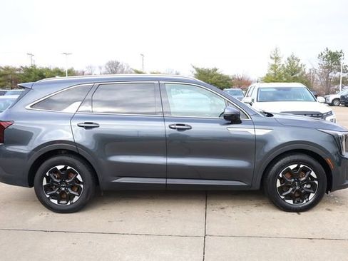 Used 2024 Kia Sorento S image 4