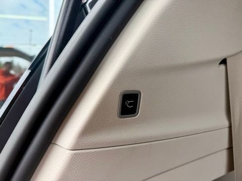 Used 2023 Chrysler Voyager LX image 12