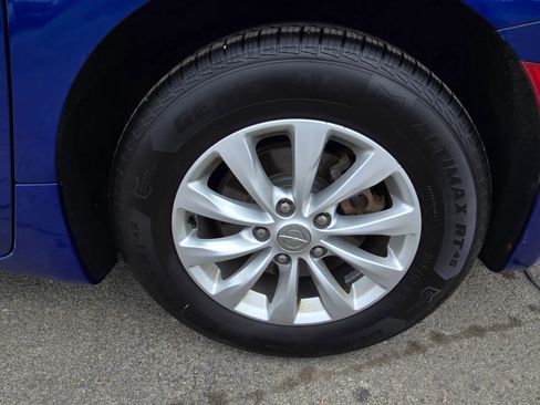 Used 2018 Chrysler Pacifica Touring-L image 18