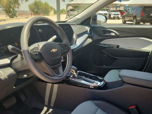 Used 2025 Chevrolet Trax LT FWD image 10