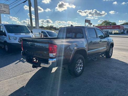Used 2017 Toyota Tacoma SR5 image 4