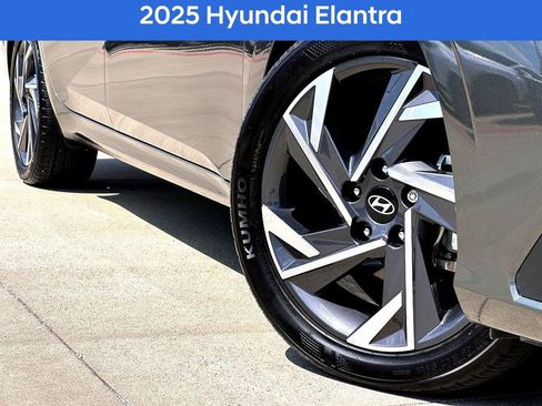 Used 2025 Hyundai Elantra Sport image 2