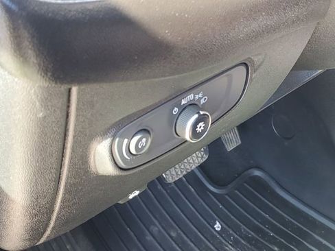 Used 2019 Chevrolet Equinox LT image 10