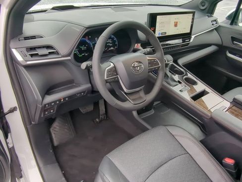 Used 2025 Toyota Sienna Platinum image 9