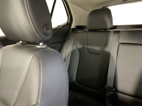 Used 2023 Buick Encore GX Essence image 12