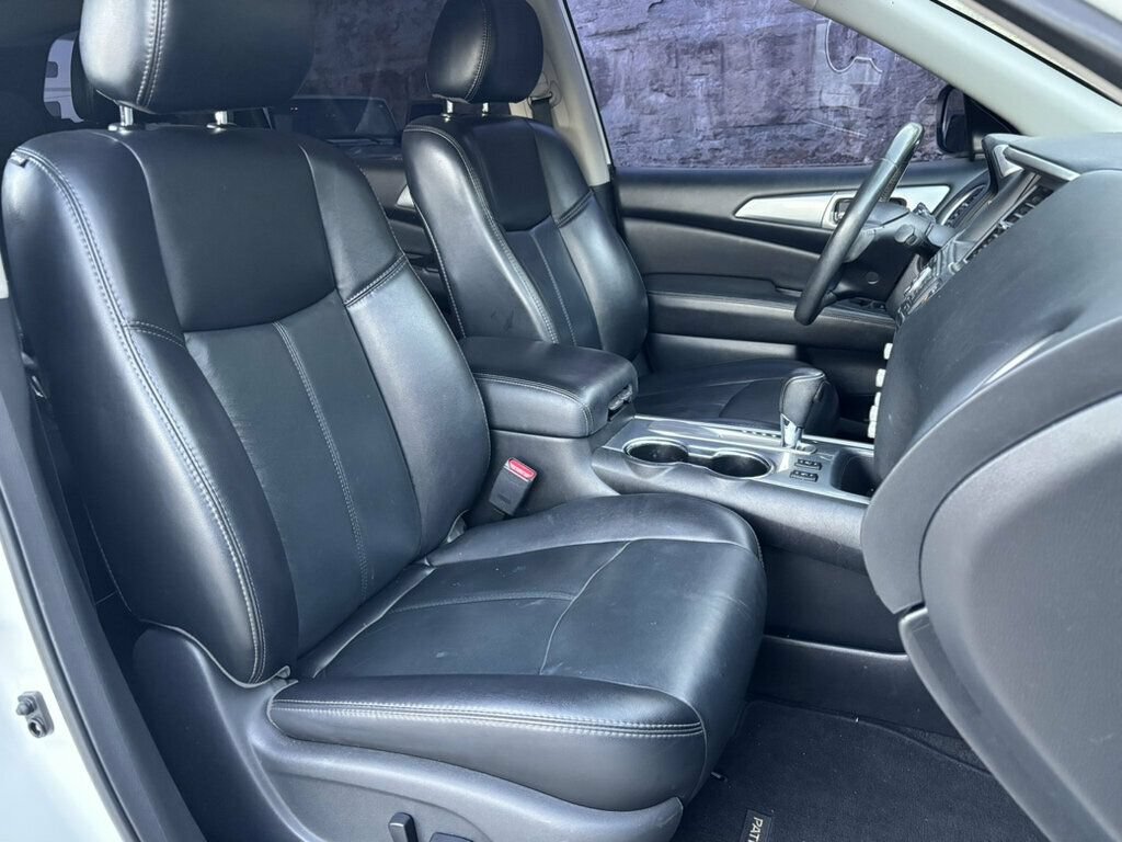 Used 2018 Nissan Pathfinder SL FWD image 12
