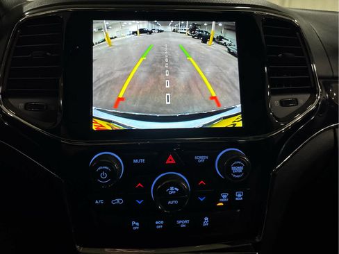 Used 2019 Jeep Grand Cherokee Overland AWD/4WD image 8