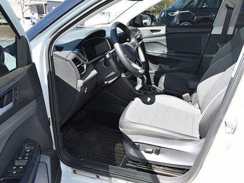New 2025 Volkswagen Taos SE image 7