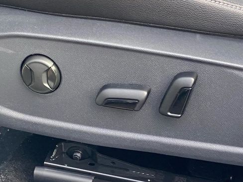 Certified 2025 Volkswagen Jetta SE image 13