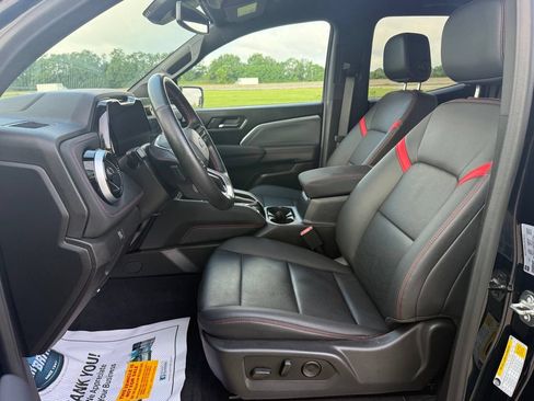 Used 2025 Chevrolet Colorado Z71 w/ Technology Package AWD/4WD image 26