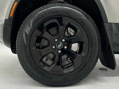 Used 2023 Land Rover Defender 110 X-Dynamic SE image 9