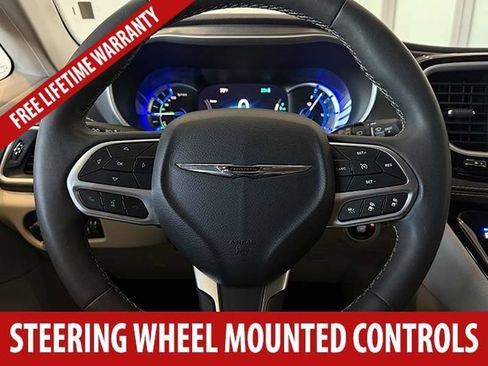 Used 2024 Chrysler Pacifica Limited FWD image 11
