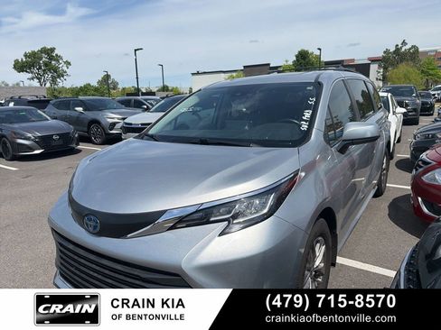 Used 2022 Toyota Sienna XLE FWD image 21