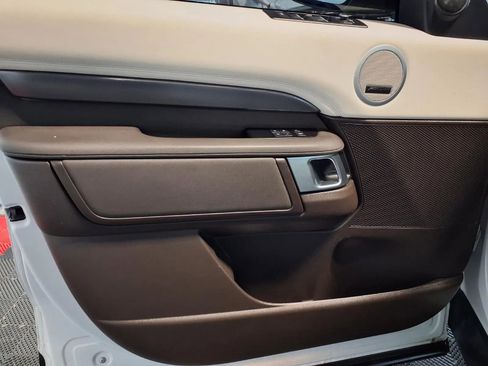 Used 2018 Land Rover Discovery HSE AWD/4WD image 17
