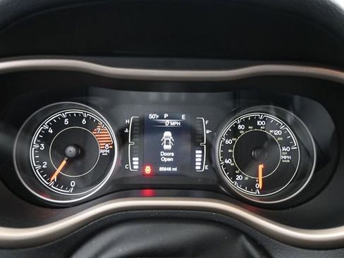 Used 2018 Jeep Cherokee Latitude w/ Cold Weather Group AWD/4WD image 15