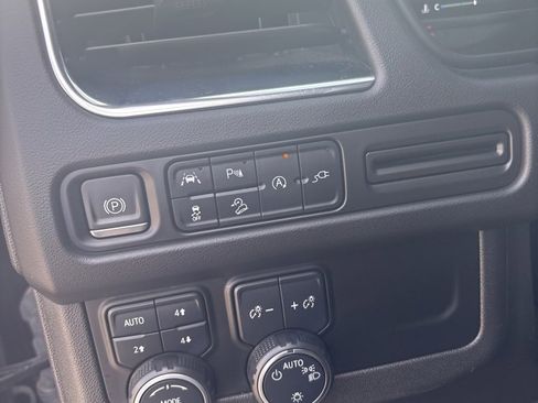 Used 2022 Chevrolet Suburban Z71 image 21