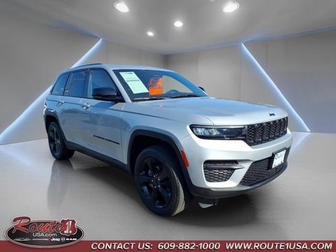 Used 2023 Jeep Grand Cherokee Altitude AWD/4WD image 1