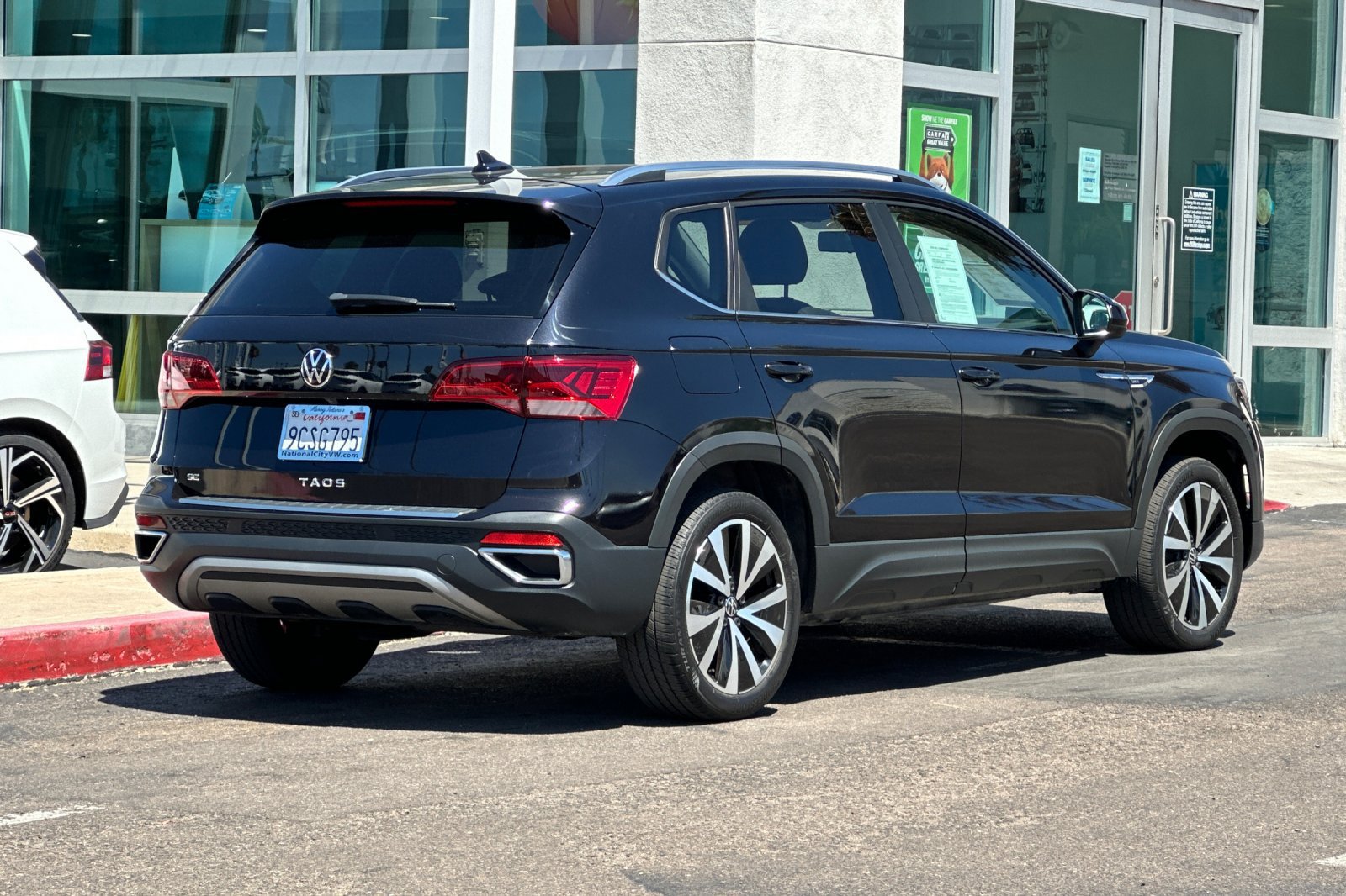 Used 2022 Volkswagen Taos SE FWD image 4
