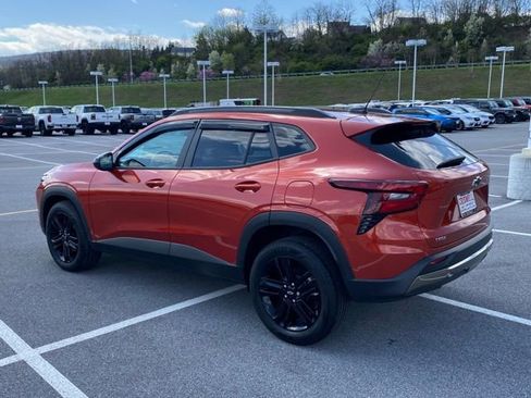 Used 2024 Chevrolet Trax ACTIV w/ Sunroof Package FWD image 3