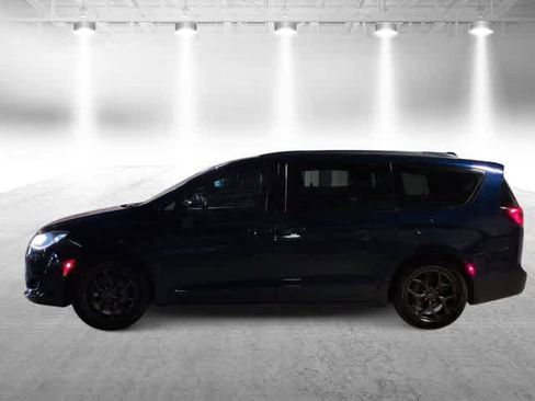 Used 2018 Chrysler Pacifica Limited w/ S Appearance Package image 5