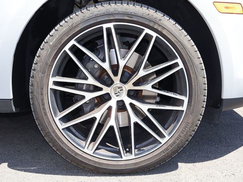 Certified 2024 Porsche Macan AWD/4WD image 28