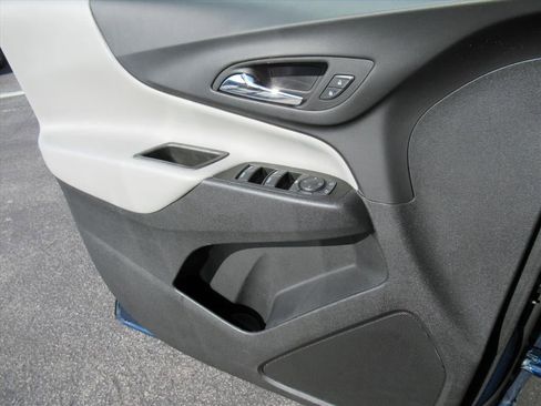 Used 2022 Chevrolet Equinox LS image 25