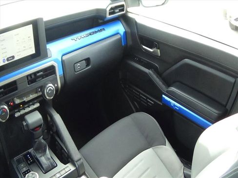 Used 2025 Toyota Tacoma TRD Off-Road image 15