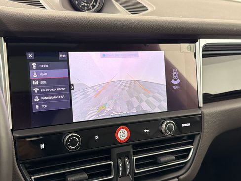 Certified 2022 Porsche Macan AWD/4WD image 31