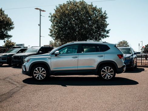 Used 2022 Volkswagen Taos SE FWD image 4