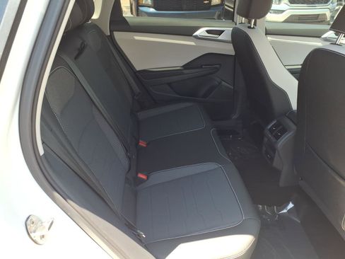 Certified 2025 Volkswagen Taos SE FWD image 13