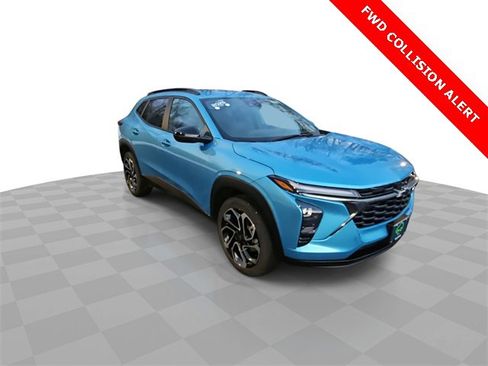 Certified 2025 Chevrolet Trax RS image 2