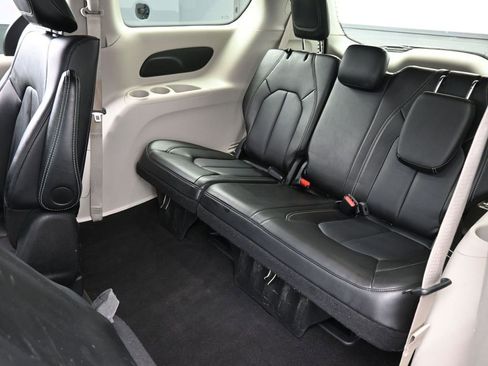 Certified 2024 Chrysler Pacifica Select image 13