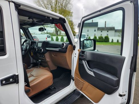 Used 2017 Jeep Wrangler Unlimited Sahara w/ Dual Top Group AWD/4WD image 36