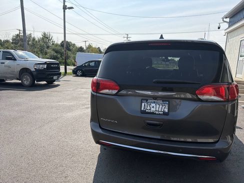 Used 2018 Chrysler Pacifica Touring-L FWD image 5