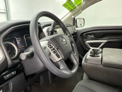 Used 2019 Nissan Titan SV AWD/4WD image 14