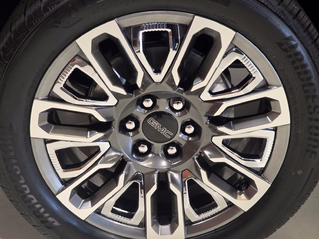 Used 2024 GMC Yukon Denali Ultimate w/ LPO, Floor Liner Package AWD/4WD image 7