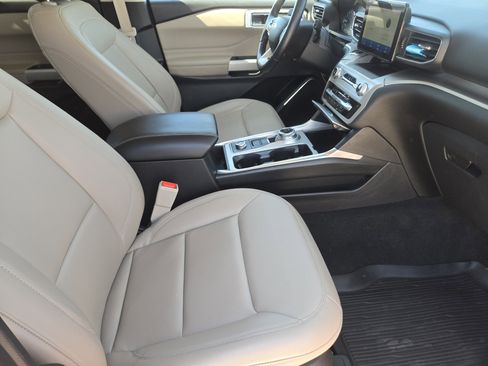 Used 2022 Ford Explorer XLT w/ Equipment Group 202A image 14