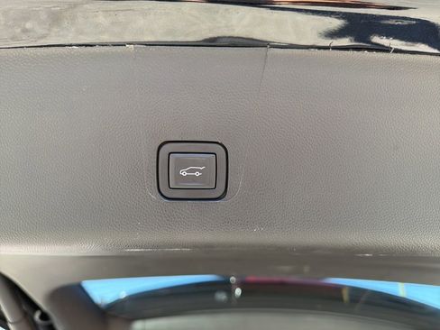 Used 2023 Chevrolet Traverse RS image 40