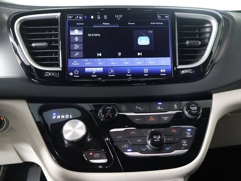 Used 2024 Chrysler Pacifica Touring-L image 43