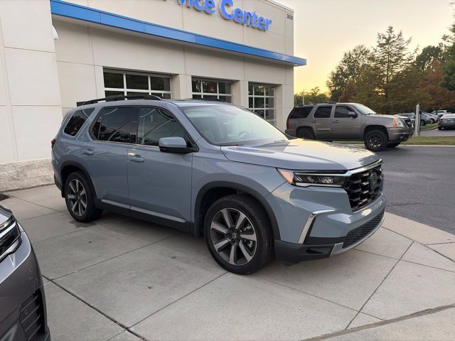 Certified 2025 Honda Pilot Touring image 4
