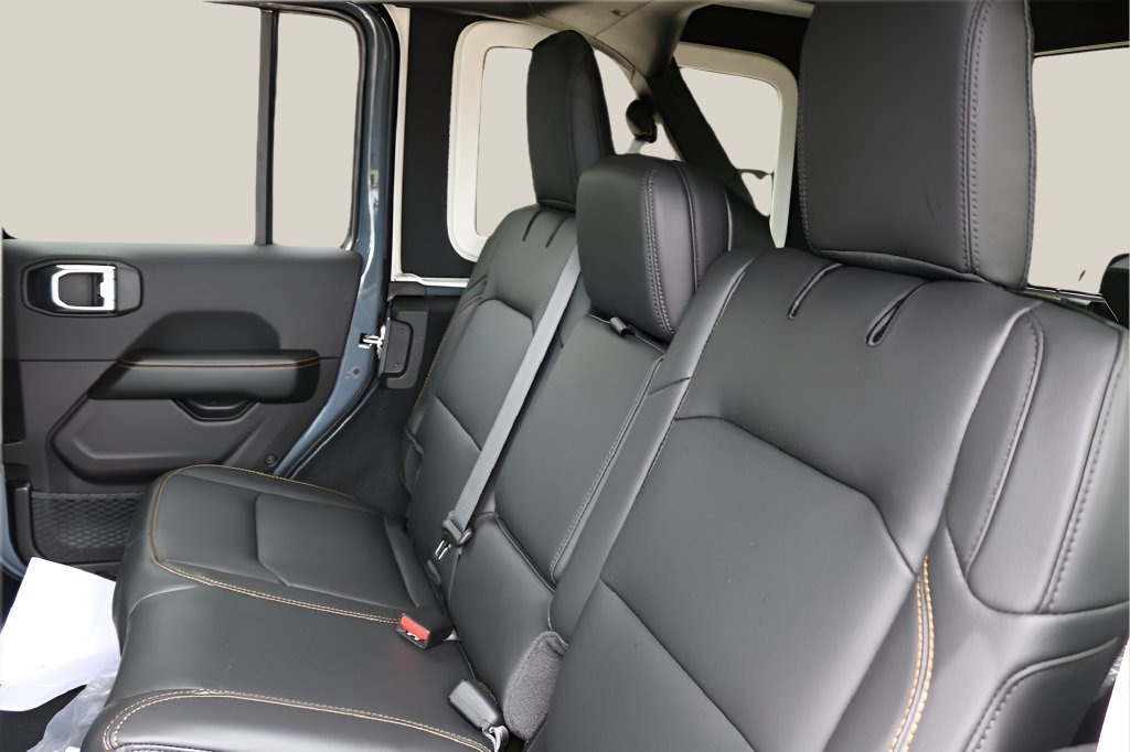 New 2026 Jeep Wrangler Unlimited Sahara w/ Whitecap Package AWD/4WD image 15