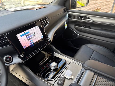 New 2025 Jeep Wagoneer L Series II w/ Premium Group I image 21