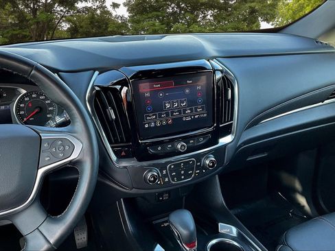 Used 2023 Chevrolet Traverse RS image 9