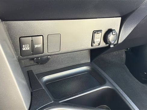 Used 2017 Toyota RAV4 LE image 9