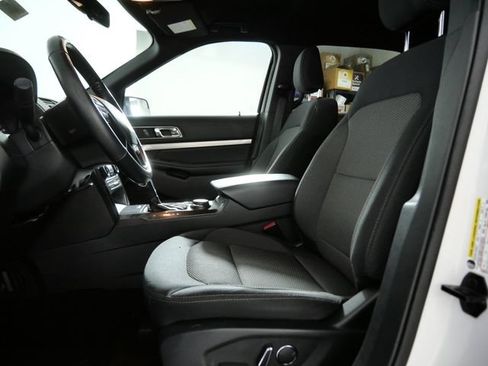 Used 2018 Ford Explorer XLT AWD/4WD image 18