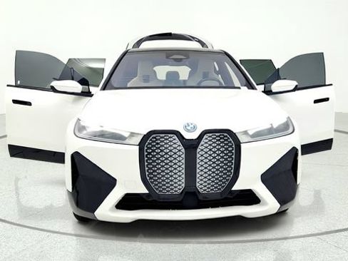 Used 2023 BMW iX xDrive50 w/ Sport Package AWD/4WD image 12