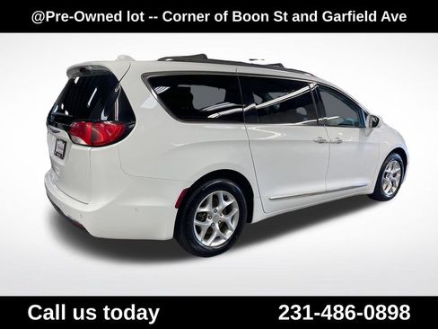 Used 2017 Chrysler Pacifica Touring-L Plus w/ Advanced Safetytec Group FWD image 5